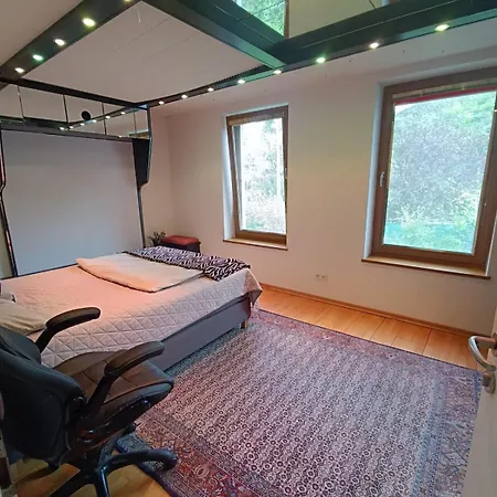 2 Zimmer, Wc, Bad Und Terrasse